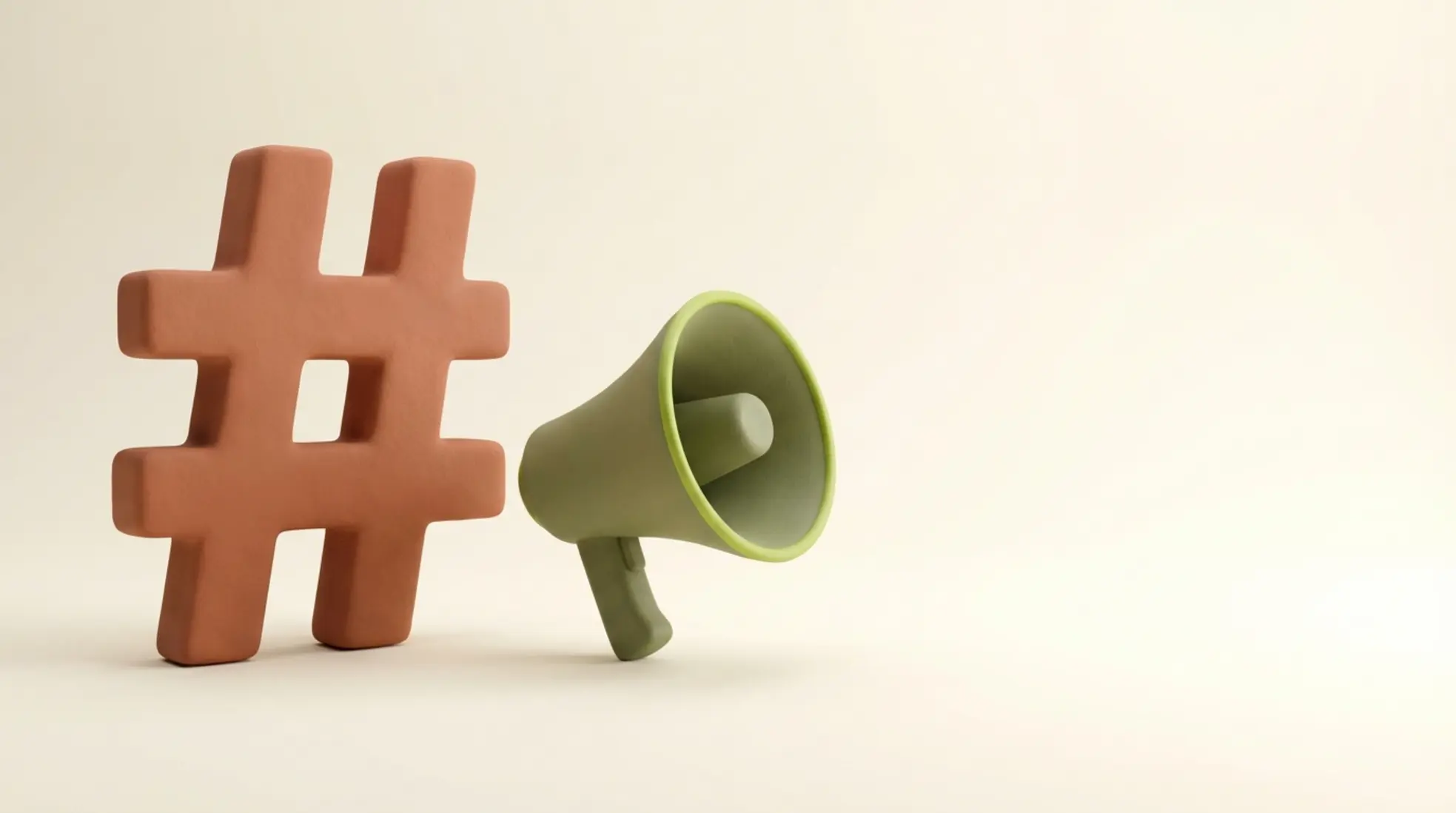 3D render van kleikleurig hashtag met kleine olijfgroene megafoon op rustige lichte achtergrond met veel lege ruimte voor tekst