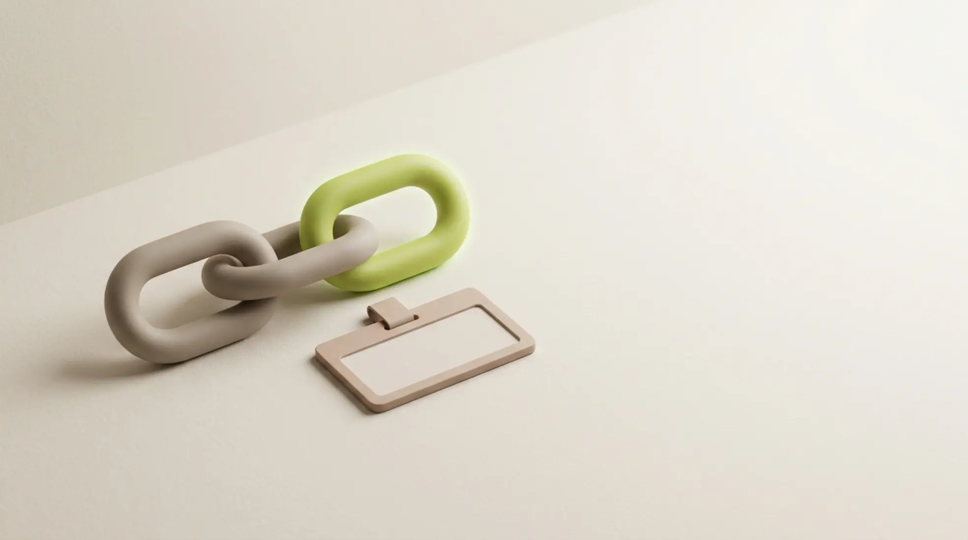 Twee matte kettingschakels met één groen accent en een naam badge ernaast, in zachte studio belichting op een rustige lichte achtergrond