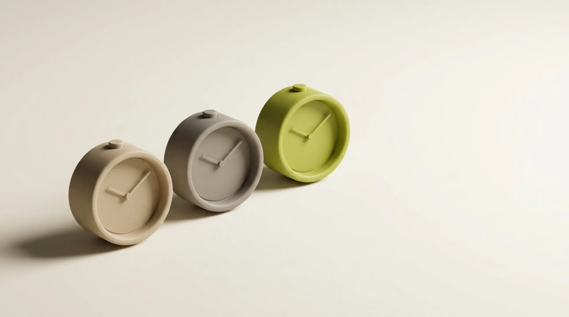 Drie minimalistische analoge wekkers in zachte tinten op lichte achtergrond, één met limegroen accent, tonen timing en volgorde met veel lege ruimte rechts