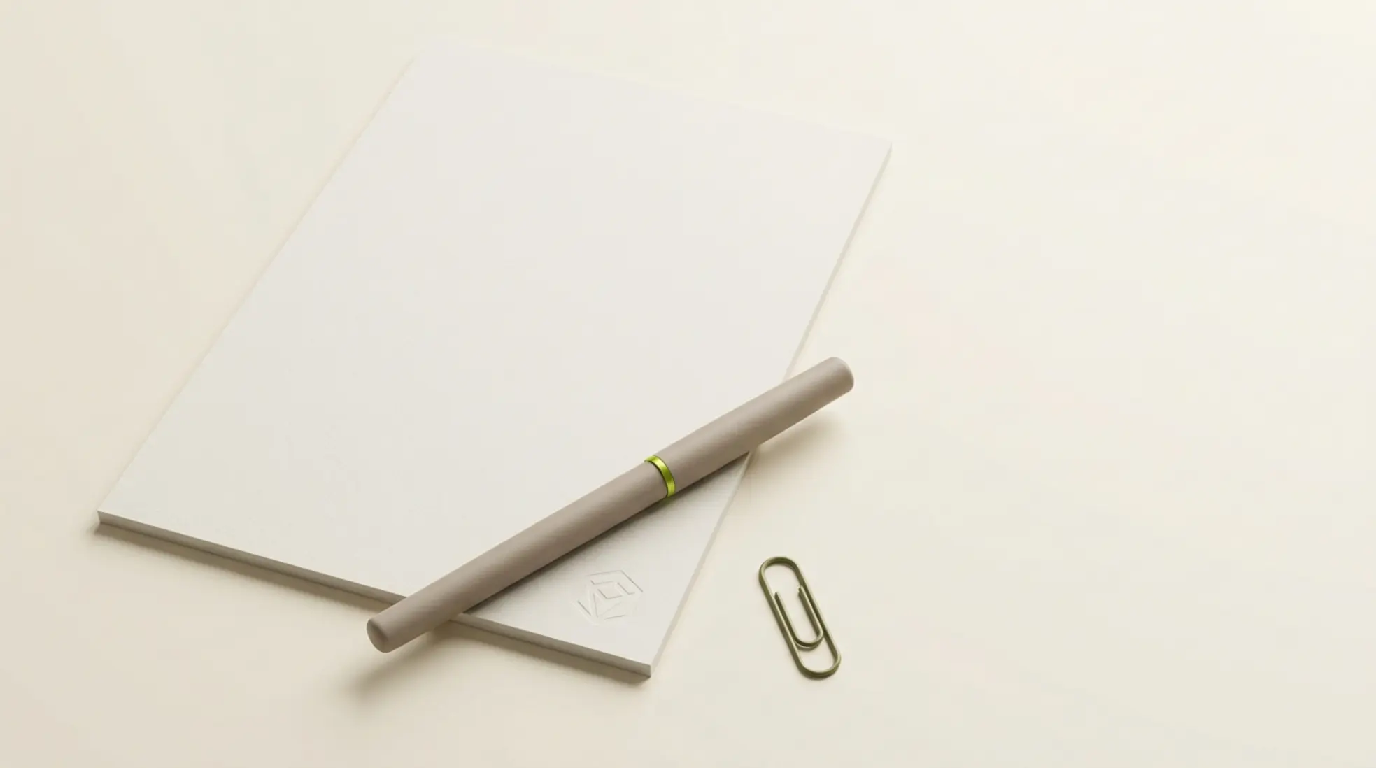 Minimalistisch contractdocument zonder tekst met pen diagonaal erop, paperclip ernaast, warme tinten en zachte schaduwen op rustige achtergrond