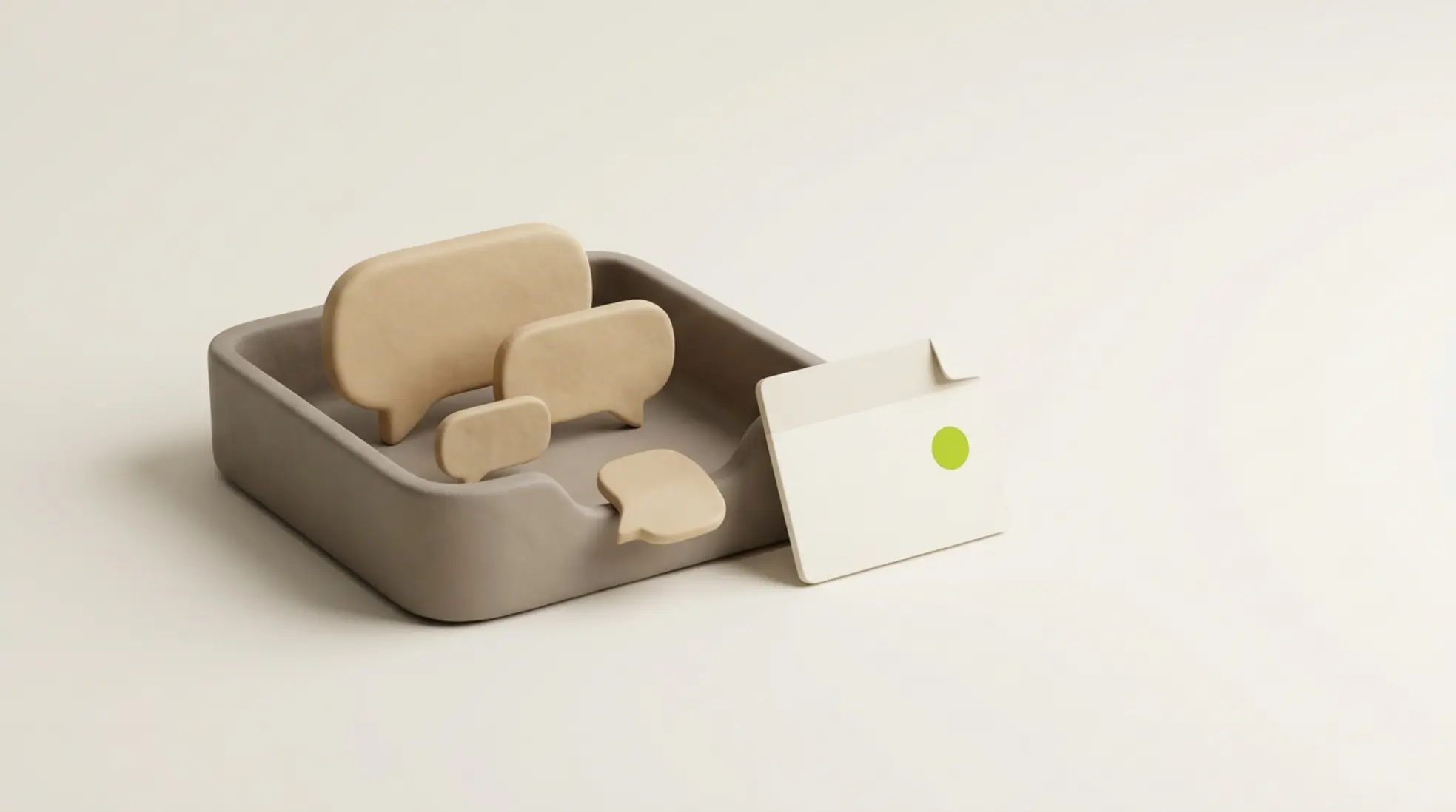 Een stijlvolle inbox tray met kleikleurige chatbubbels en een kalenderpagina met een groene accentkleur, tegen een warme achtergrond.