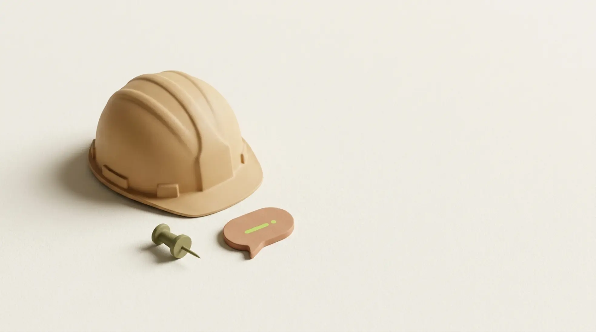 Matte warme zandkleurige bouwhelm met een muted-olijfgroene pin en een kleiachtige overtuigingsbubble op een warme crème achtergrond.