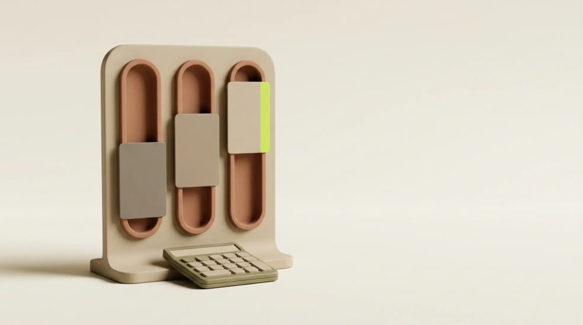 Minimalistisch recruitment pipeline board met matte kandidaatkaarten en een calculator op een warme achtergrond, premium uitstraling en veel negatieve ruimte.