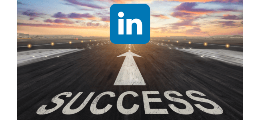 Een startbaan met het woord ‘SUCCESS’ en een grote witte pijl die vooruit wijst naar het LinkedIn-logo tegen een kleurrijke zonsopkomst, symbool voor professionele groei en succes via LinkedIn.