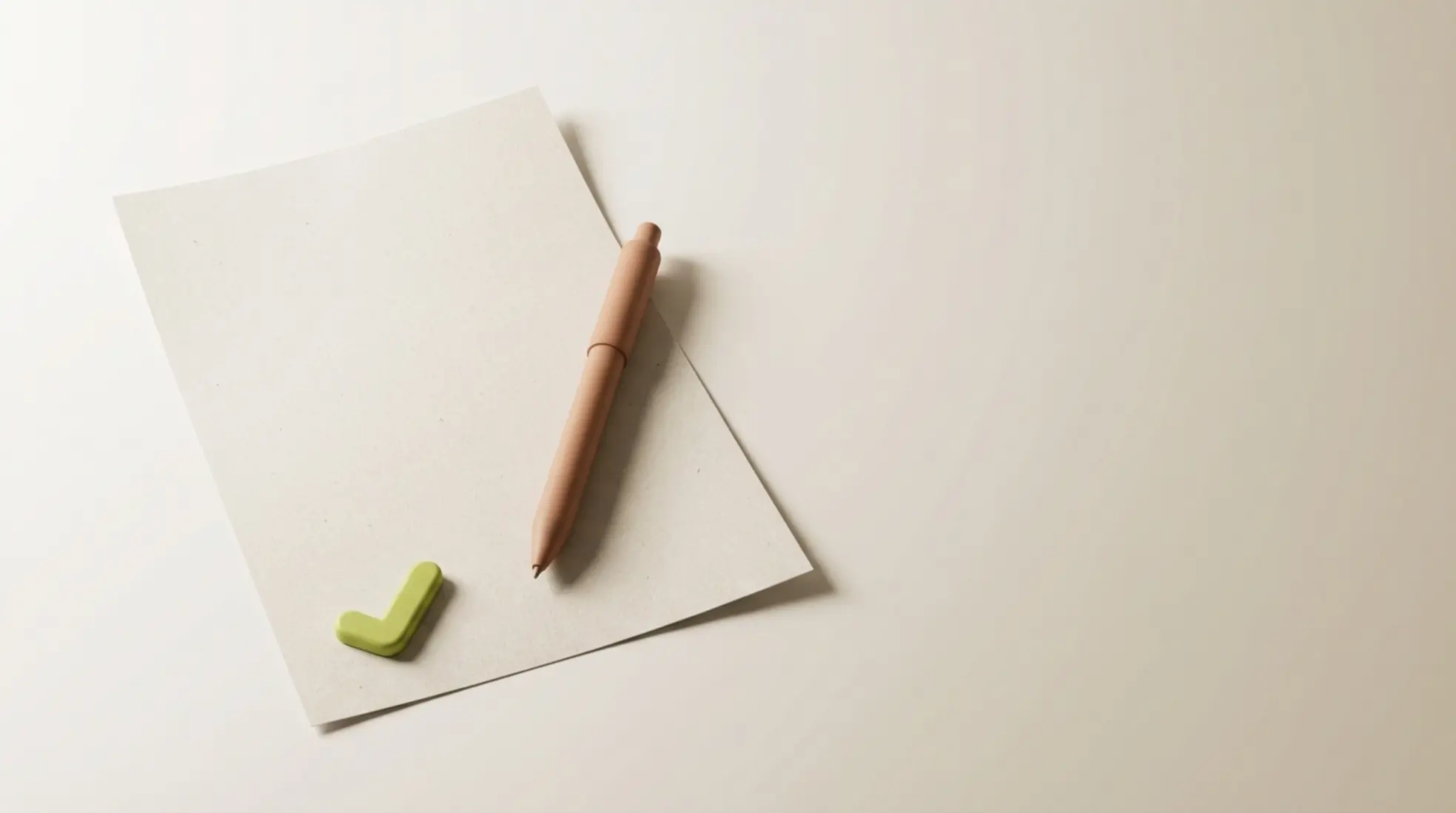 3D render van contractblad met pen diagonaal erop en klein groen vinkje onderaan in minimalistische lichte studio met veel lege ruimte