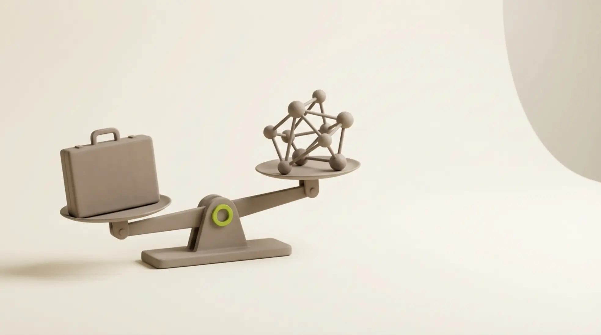 Minimalistische 3D weegschaal met koffer en netwerkknopen in balans op zachte crème achtergrond met subtiel groen accent en veel lege ruimte