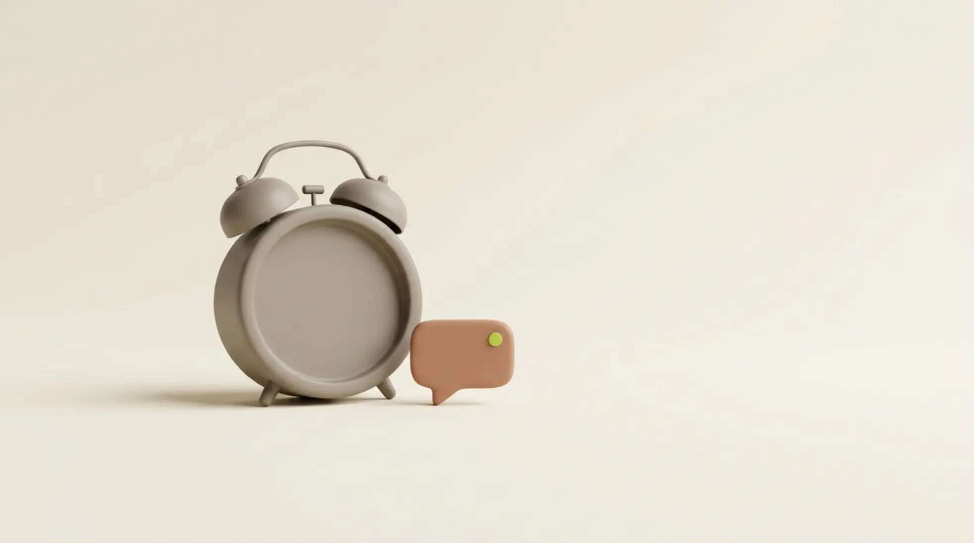 Minimalistische matte grijze wekker met klein chatmelding-icoon ernaast op crèmekleurig oppervlak, zacht belicht, veel lege ruimte rechts