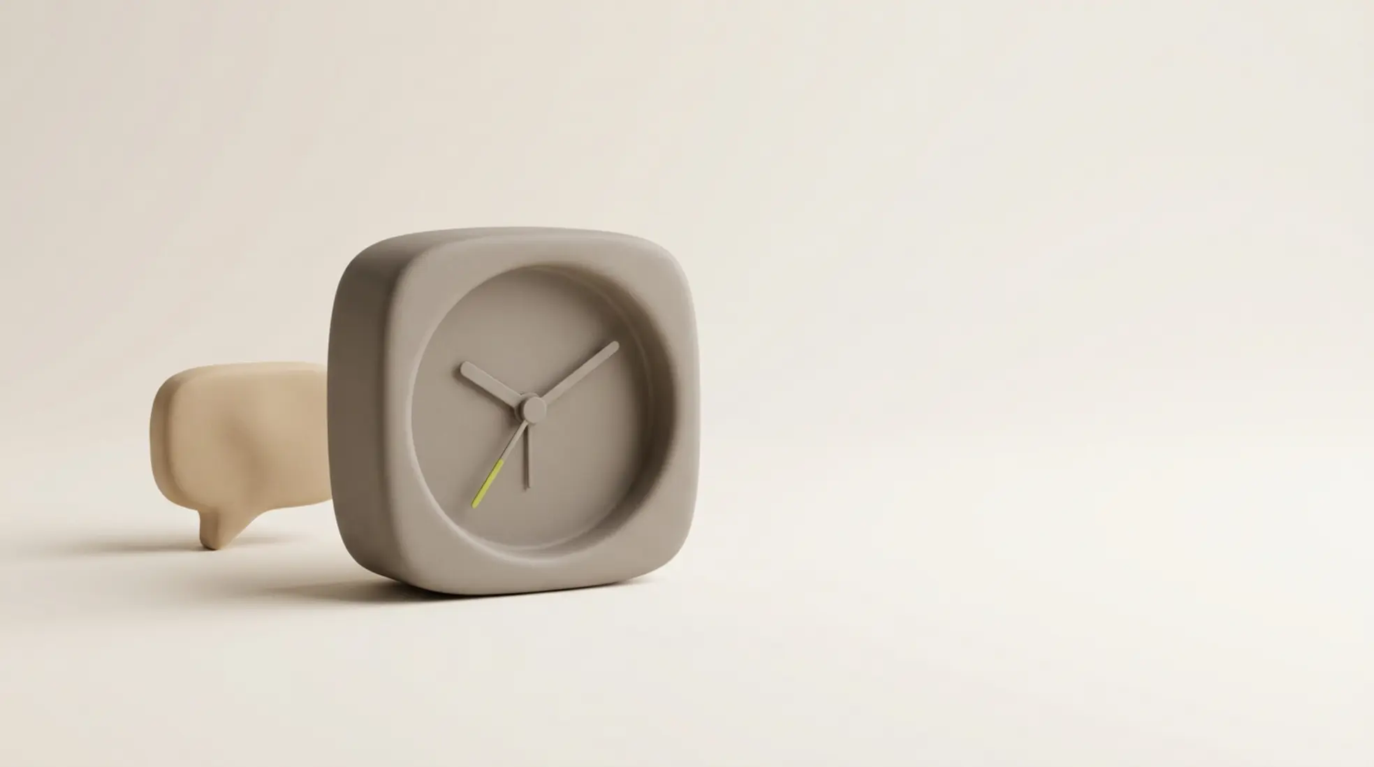 Minimalistische 3D-render van een matte kleiklok in warme grijstinten met een chatbubblesymbool, geplaatst op een off-white achtergrond.