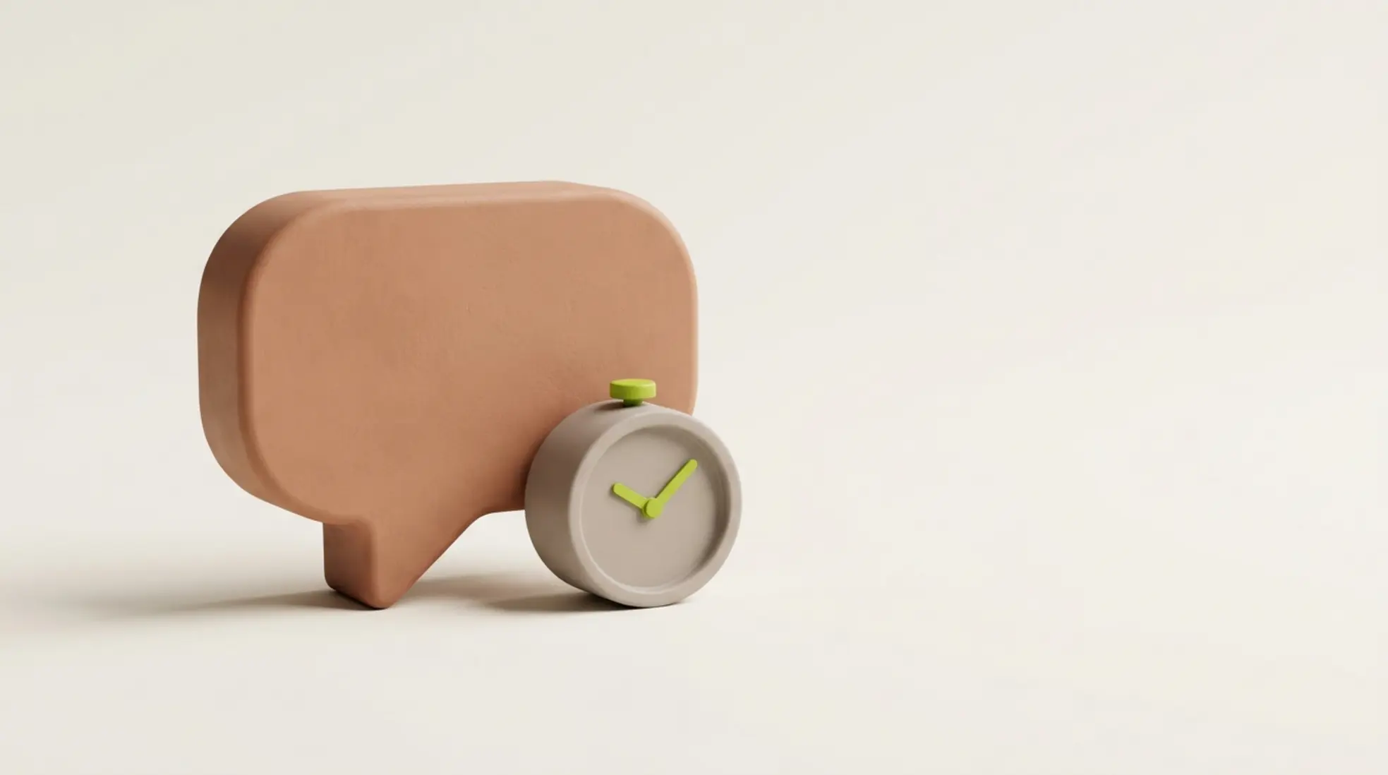 Een matte chatbubble in zacht aardetint met een alarmklok in neutrale grijs en limoenaccent op een warme off-white achtergrond.