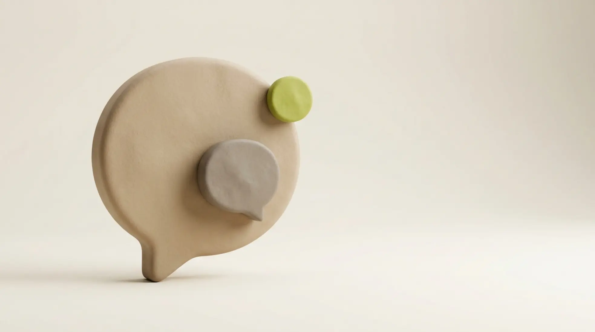 Een grote matte chatbubble met een kleinere binnenin, op een warme crèmekleurige achtergrond, symboliseert engagement met een subtiele notificatie.