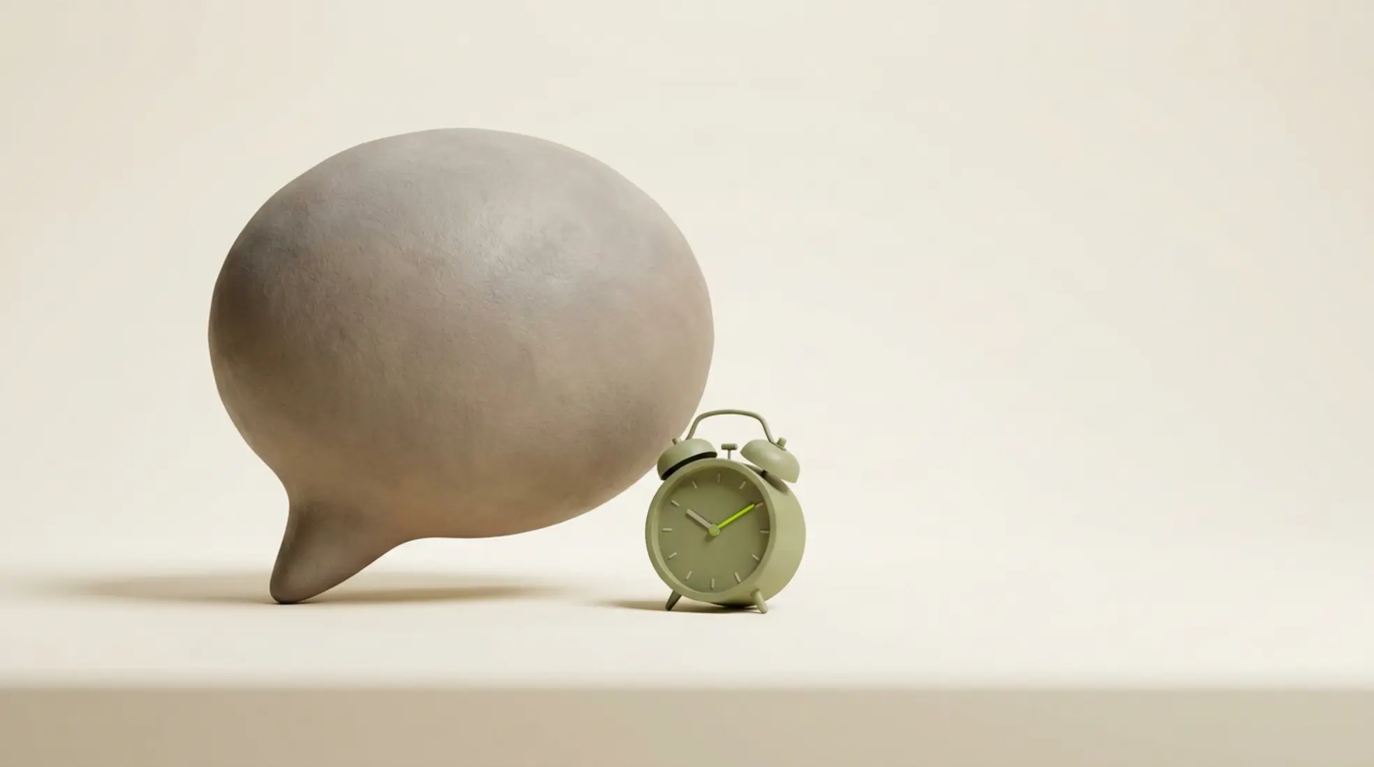 3D-rendering van een stylized chatbubble en een minimalistische alarmklok op een warme achtergrond, symboliserend het goede moment voor LinkedIn outreach.
